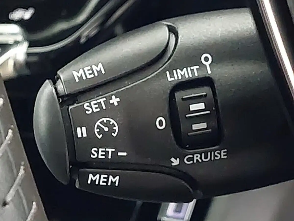 2024-peugeot-208-12-puretech-allure-big-16