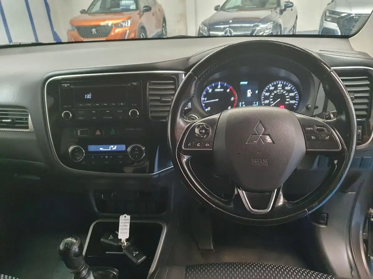 2017-mitsubishi-outlander-22di-d-3-big-9