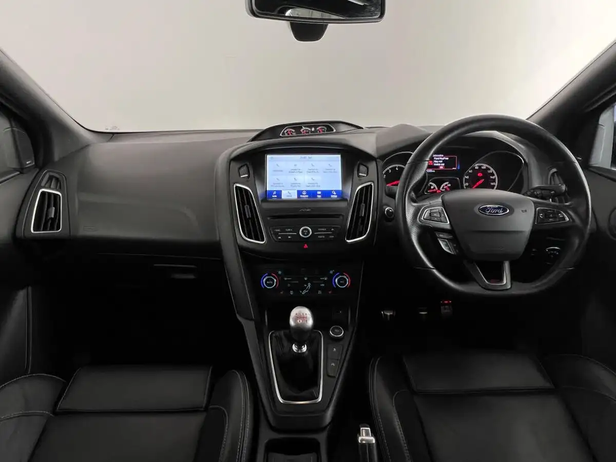 2017-ford-focus-20t-st3-hatchback-big-20