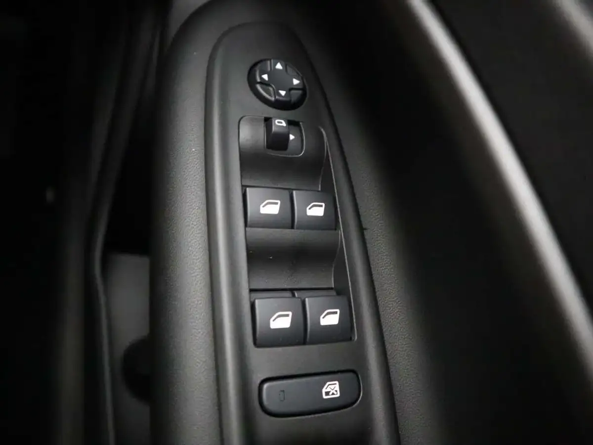 2025-jeep-avenger-12-gse-altitude-big-35