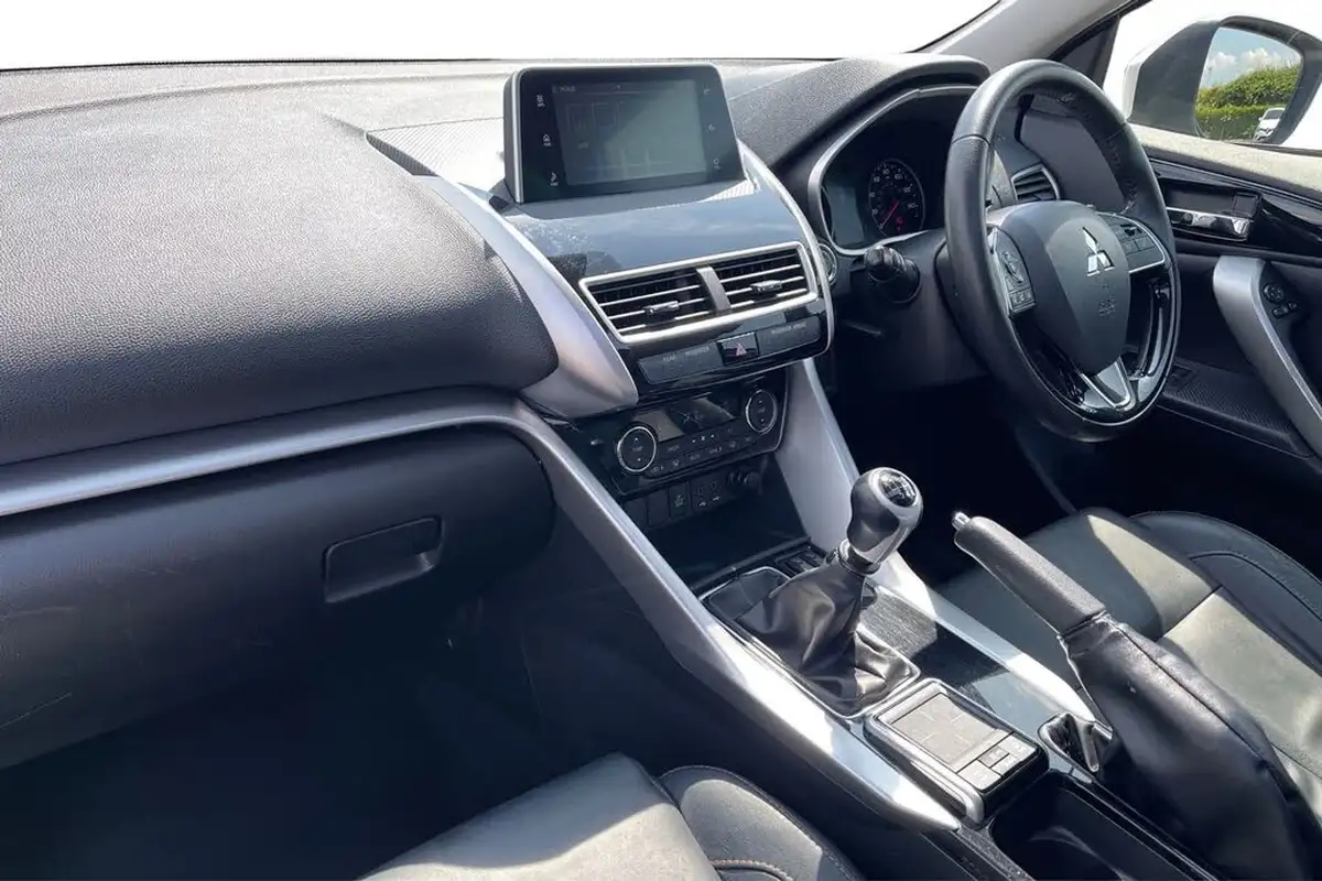 2018-mitsubishi-eclipse-cross-15-4-big-14