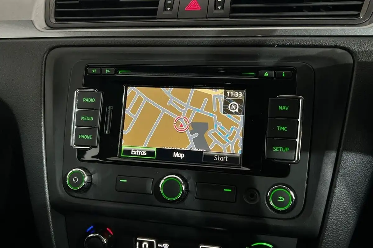 2015-skoda-rapid-spaceback-16tdi-se-tech-105ps-1598cc-big-16