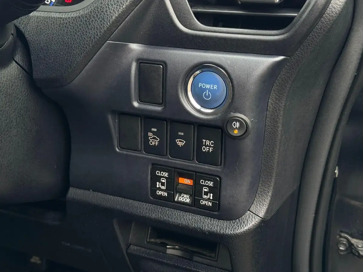 2015-toyota-voxy-18-hybrid-big-21