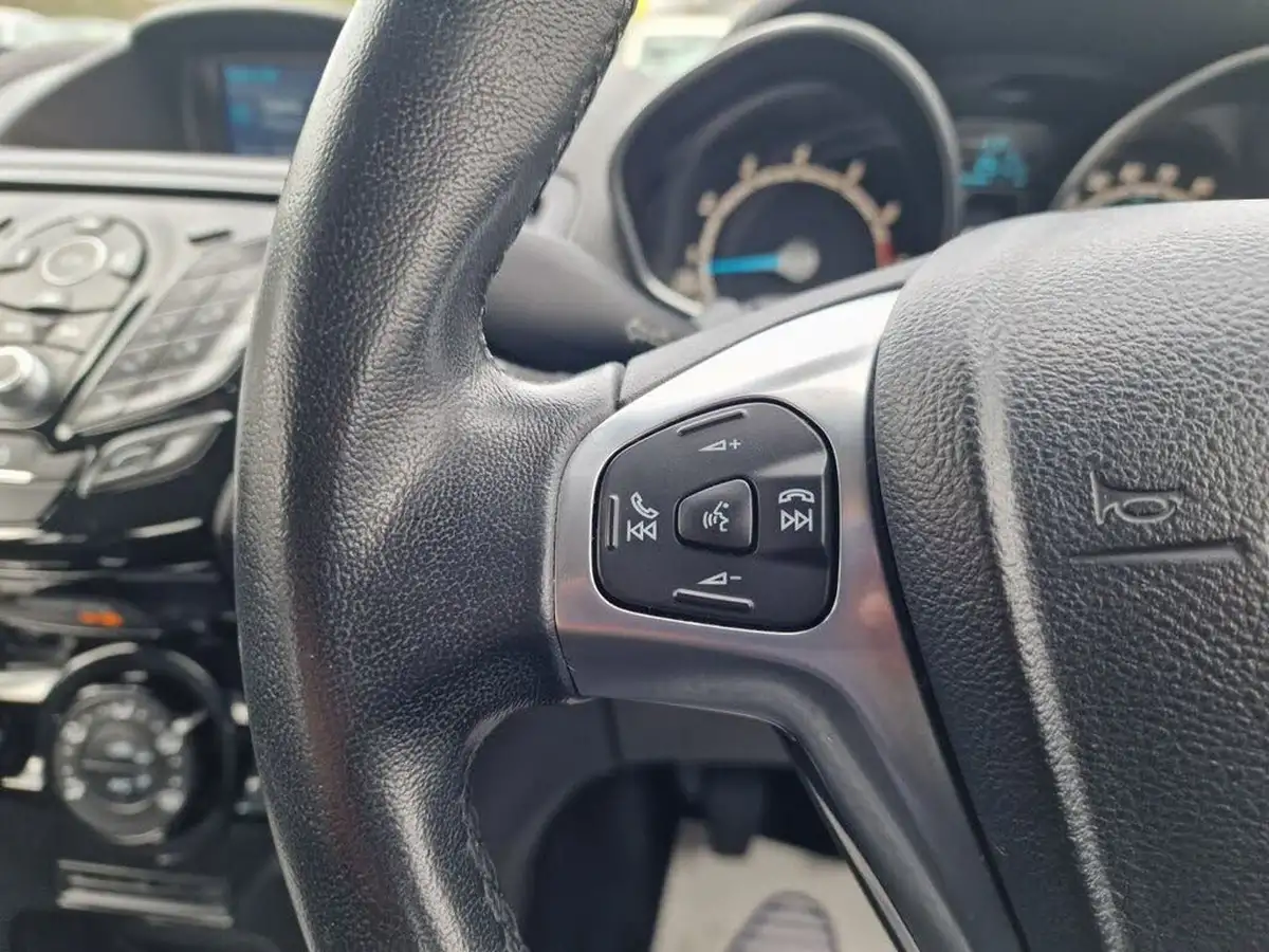 2016-ford-fiesta-125-zetec-3d-big-17