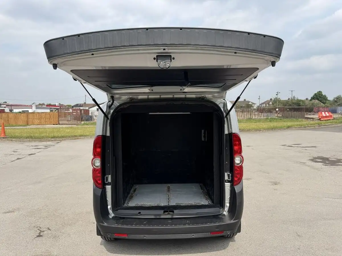 2017-vauxhall-combo-13cdti-2300-95pseu6-l1h1-ss-ecoflex-5-seats-crew-big-19