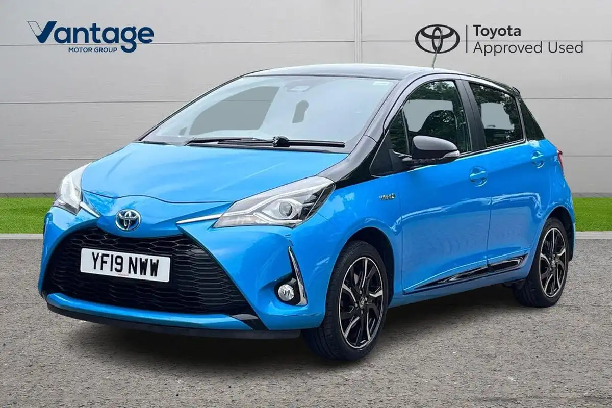 2019-toyota-yaris-15-vvt-i-red-bi-tone-hybrid-big-6