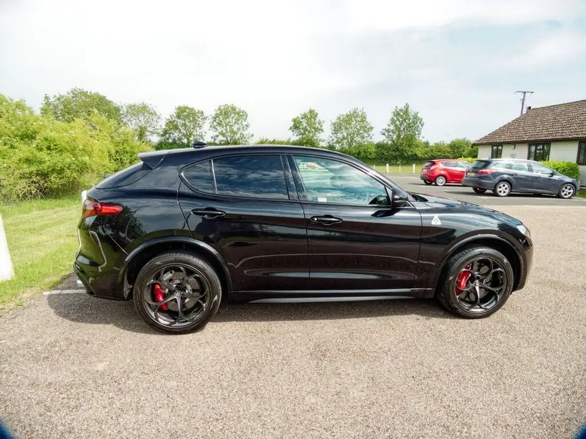 2018-alfa-romeo-stelvio-29-biturbo-quadrifoglio-big-24