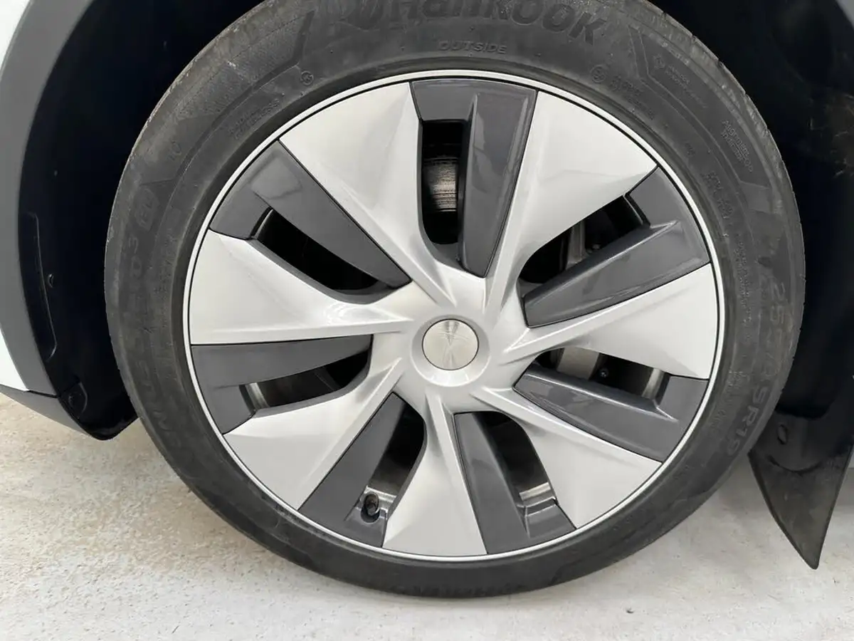 2022-tesla-model-y-e-long-range-big-31