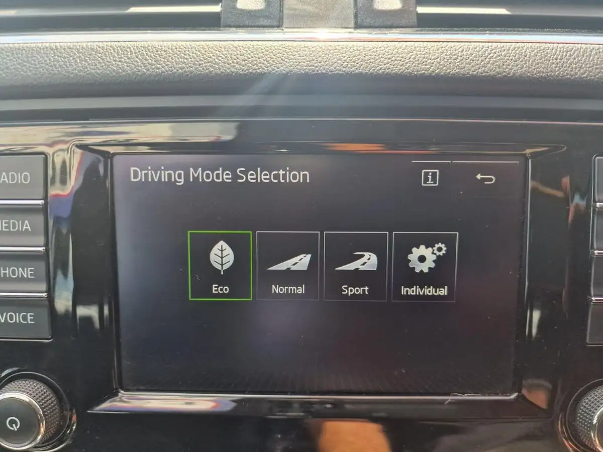 2015-skoda-octavia-20tdi-se-l-estate-big-17