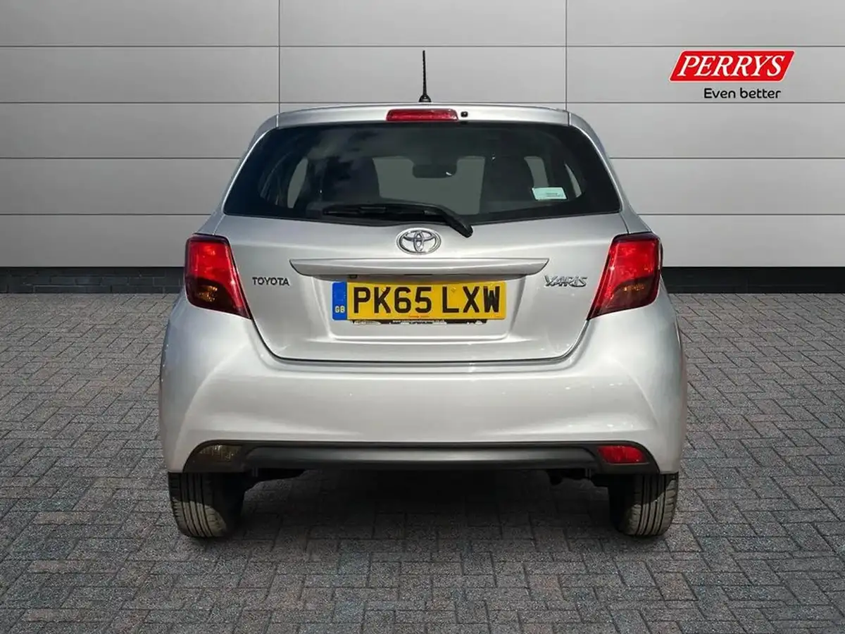 2015-toyota-yaris-133-icon-vvt-i-5d-big-4