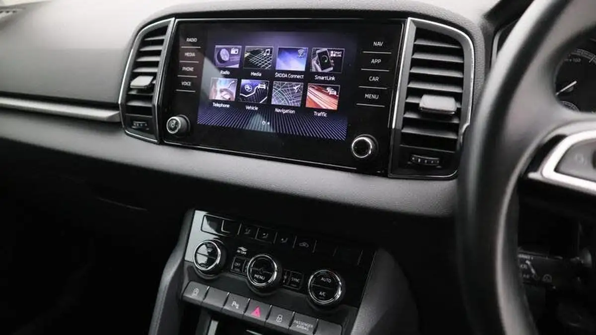 2018-skoda-karoq-15-tsi-se-technology-ss-big-6