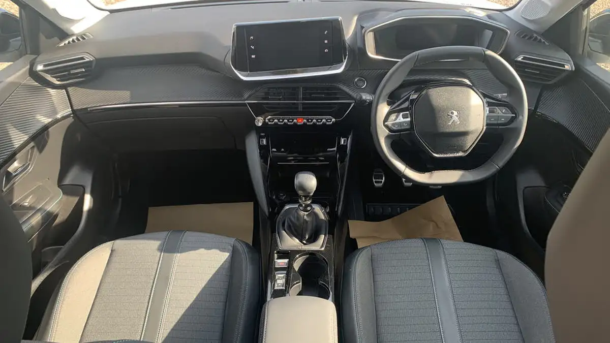2023-peugeot-208-12-puretech-allure-premium-100ps-big-3
