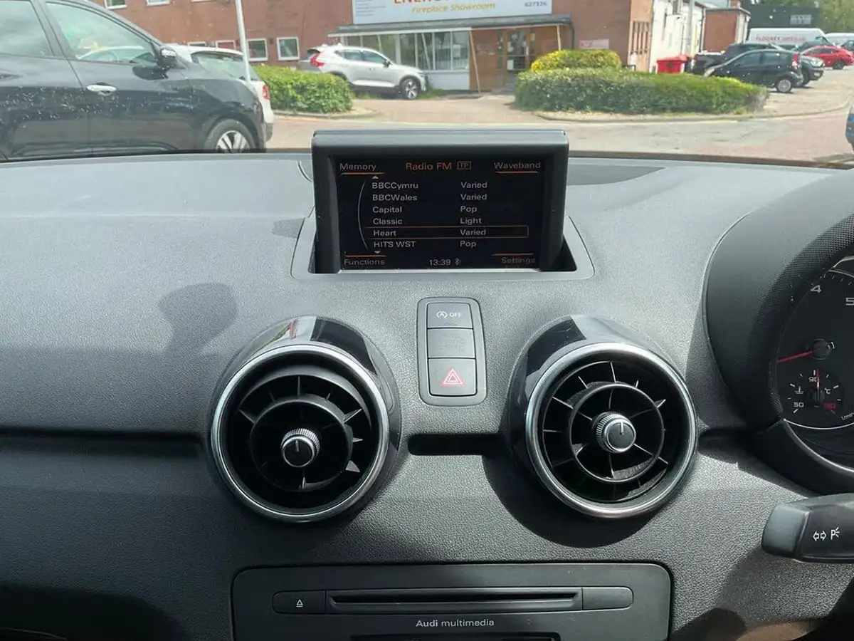 2011-audi-a1-14-sport-tfsi-hatchback-3d-big-16