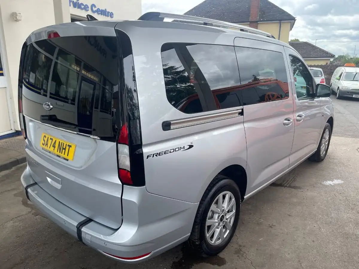 2024-ford-tourneo-connect-20-titanium-big-4