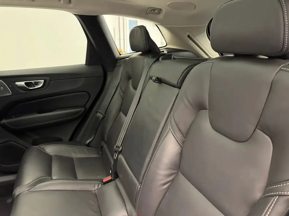 2022-volvo-xc60-20-b5-ultimate-big-14