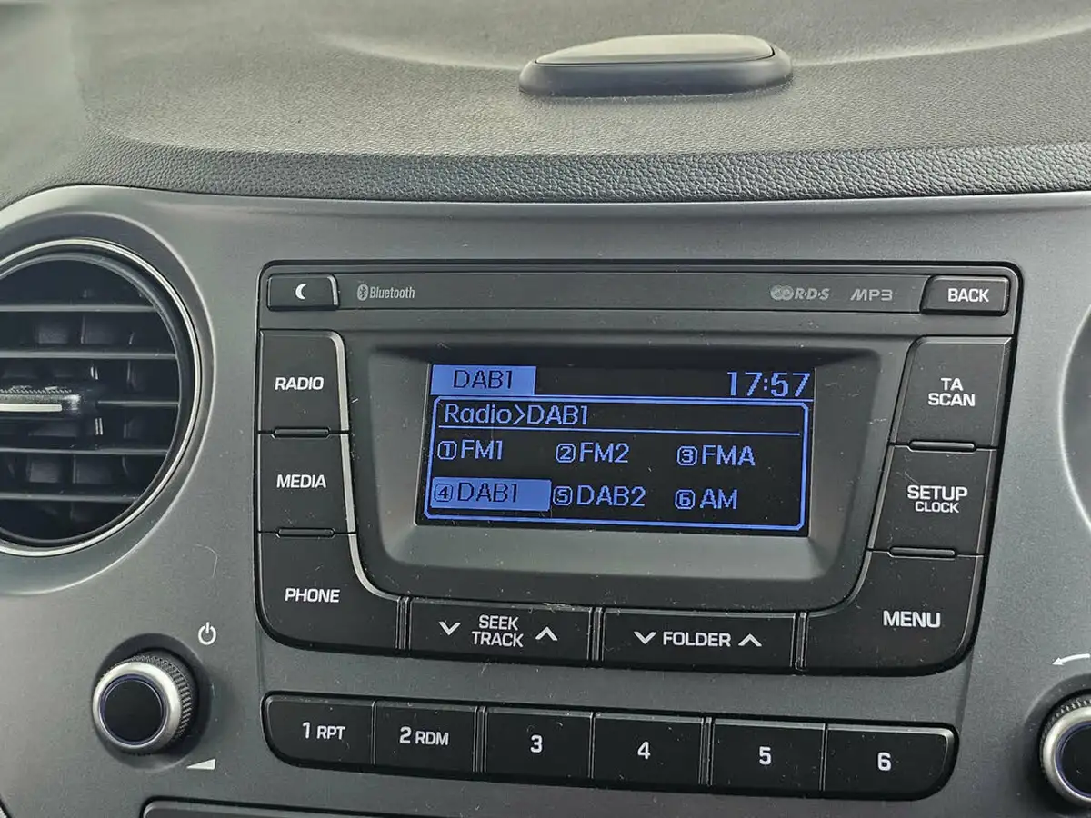 2017-hyundai-i10-10-premium-big-22