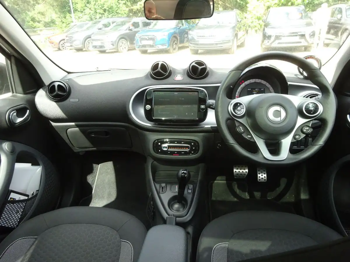2022-smart-forfour-eq-premium-big-8