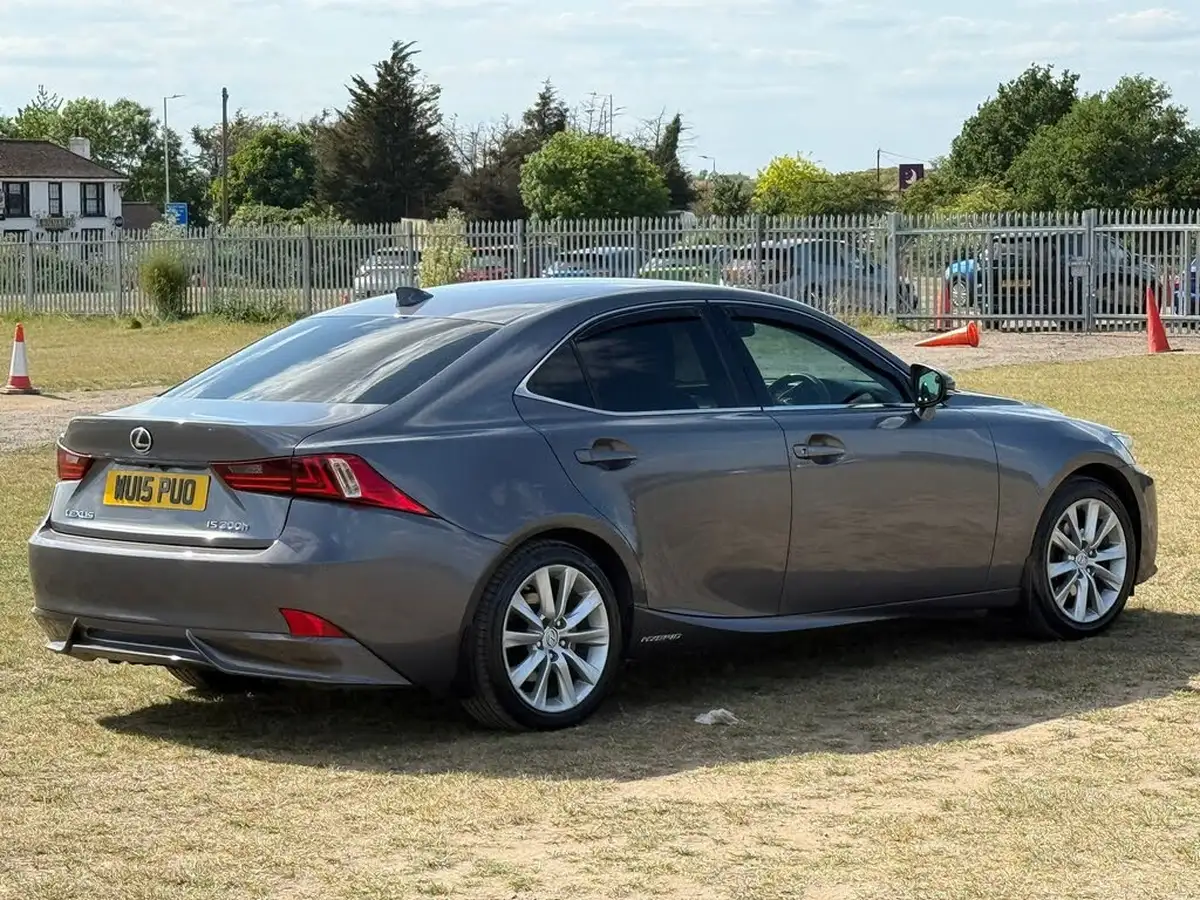 2015-lexus-is-300h-25-luxury-big-8