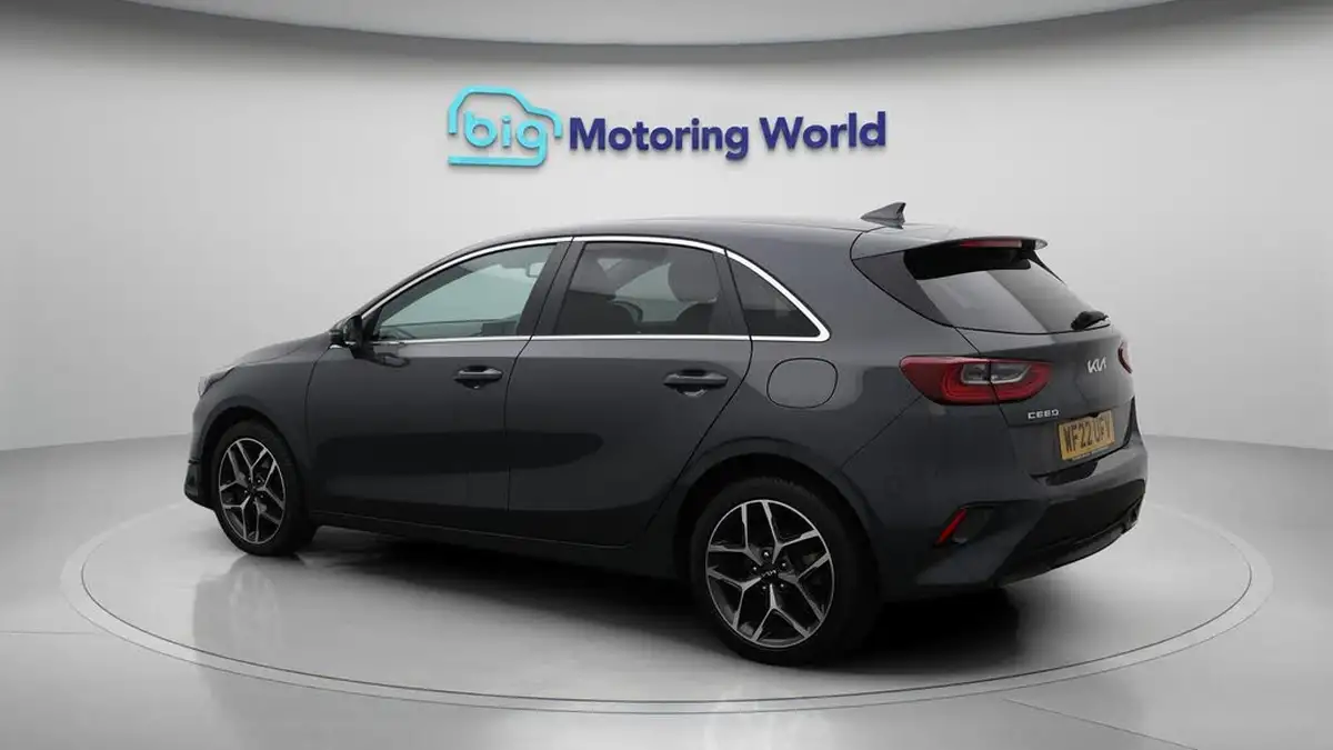 2022-kia-ceed-15-t-gdi-3-hatchback-big-5