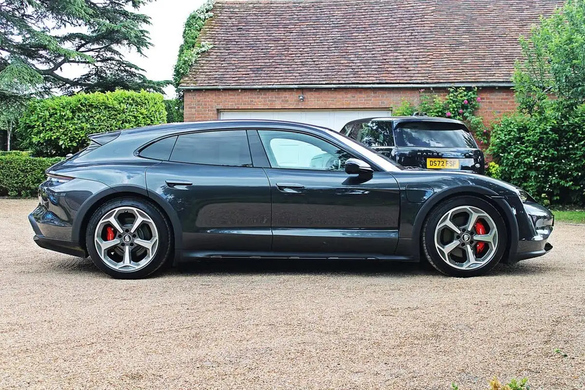 2023-porsche-taycan-e-4s-cross-turismo-big-7