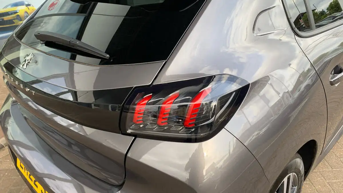 2022-peugeot-208-12-puretech-allure-premium-100bhp-eat8-big-44