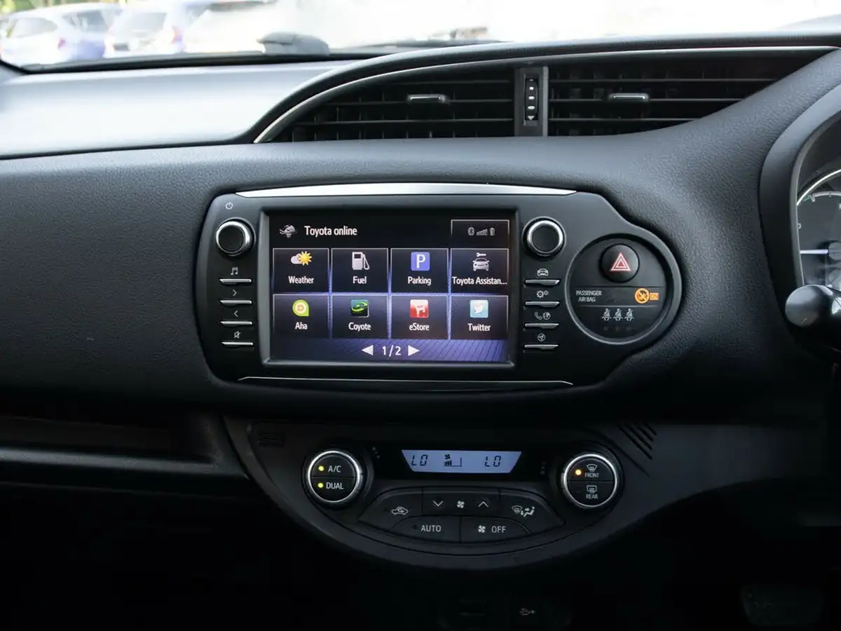 2018-toyota-yaris-15-vvt-i-grey-bi-tone-hybrid-big-25