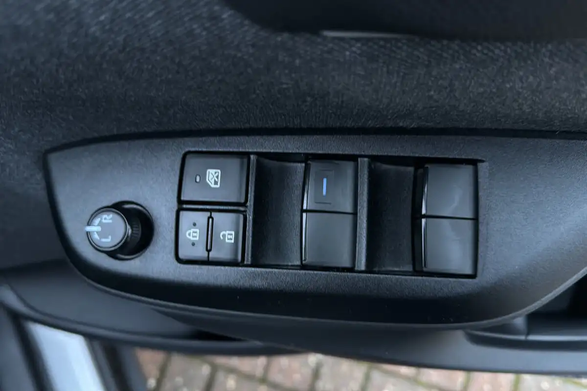2022-toyota-yaris-15-vvt-i-design-panoramic-roof-big-29