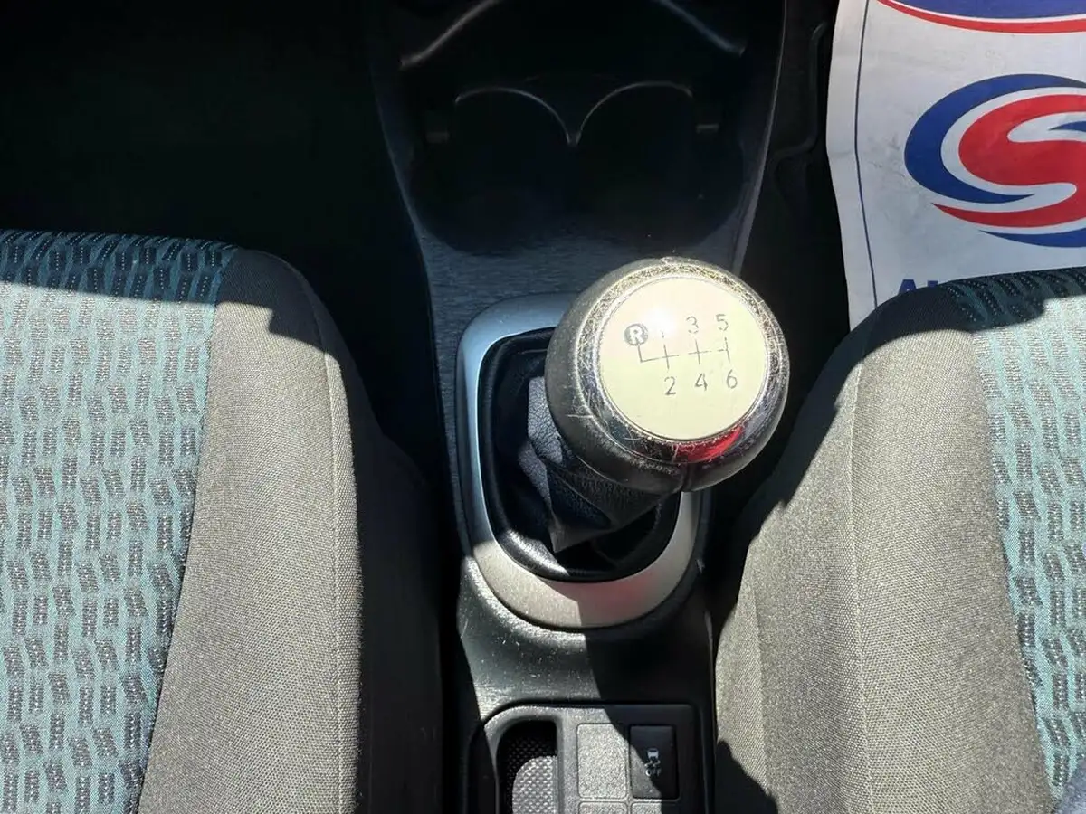 2012-toyota-yaris-133-tr-vvt-i-5d-big-24