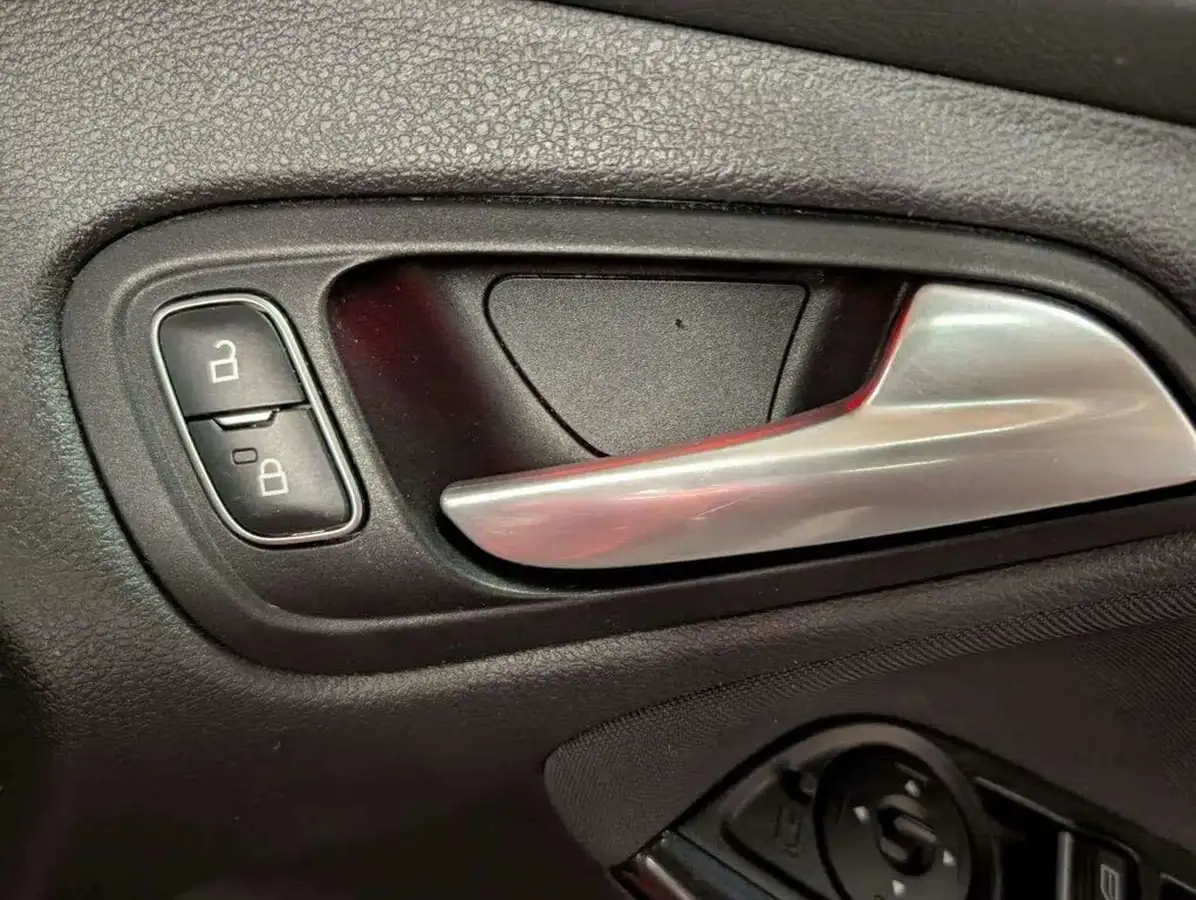 2015-ford-focus-10-titanium-t-125ps-hatchback-big-43