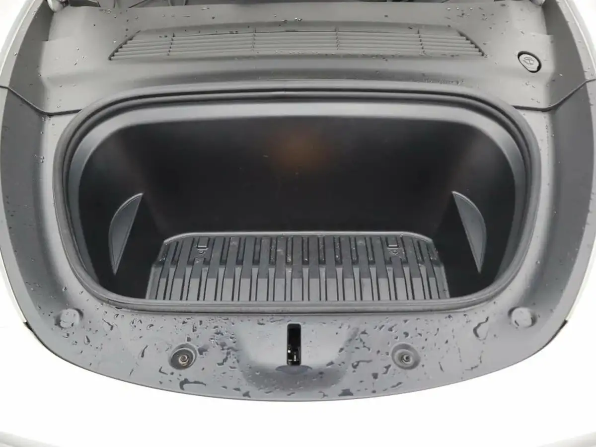 2023-tesla-model-y-e-rwd-big-12