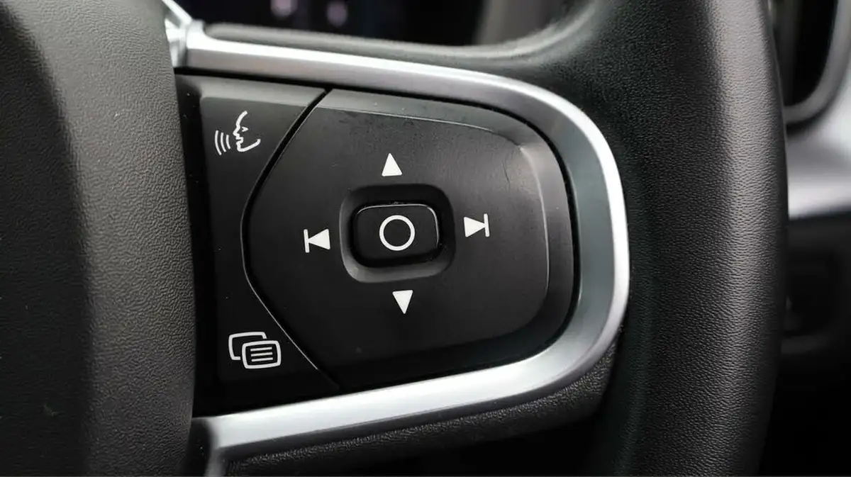 2021-volvo-xc60-20-b5-momentum-big-22