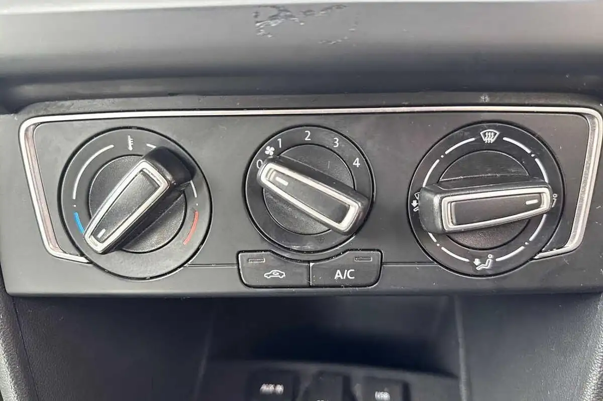 2015-volkswagen-polo-10-se-60ps-5d-big-29