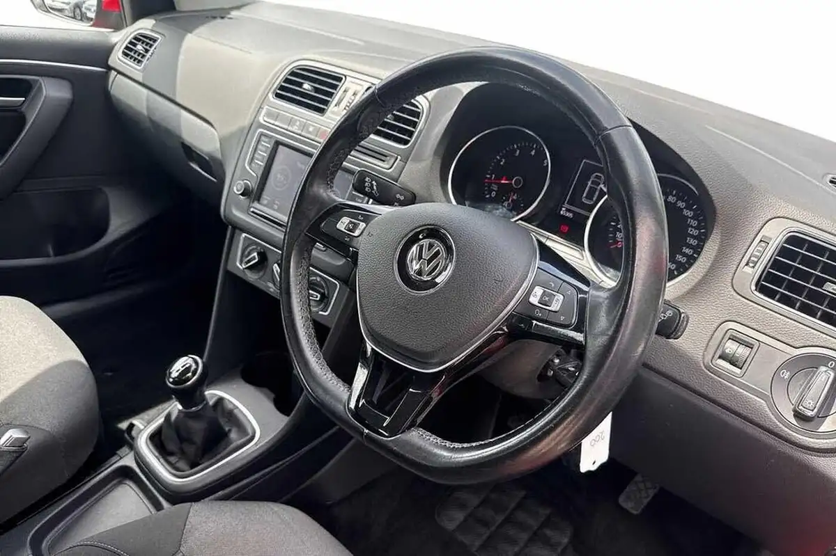 2015-volkswagen-polo-10-se-60ps-5d-big-5