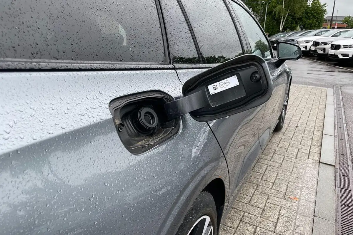 2021-volvo-v60-20-b3-r-design-160bhp-big-17