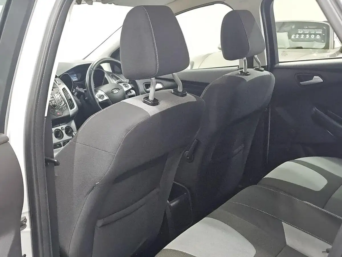 2012-ford-focus-10-zetec-100ps-hatchback-big-19