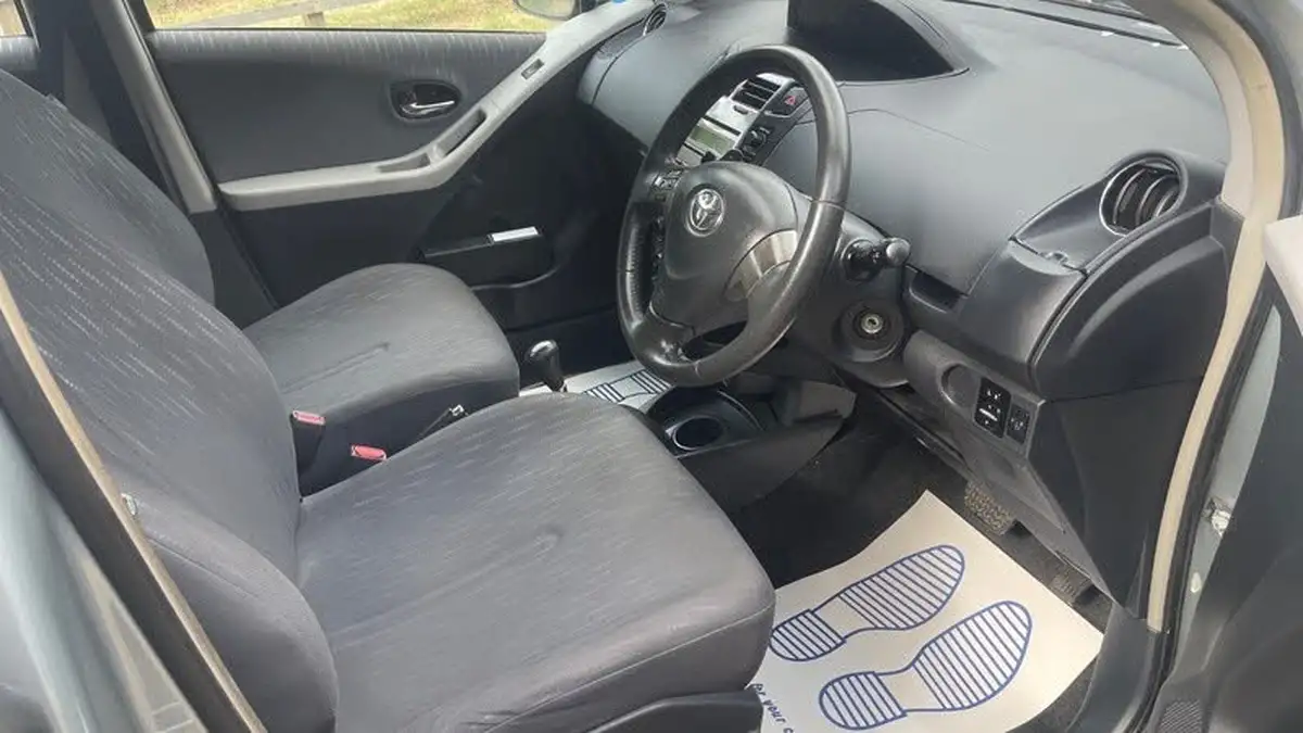 2009-toyota-yaris-133-tr-5d-mmt-big-10