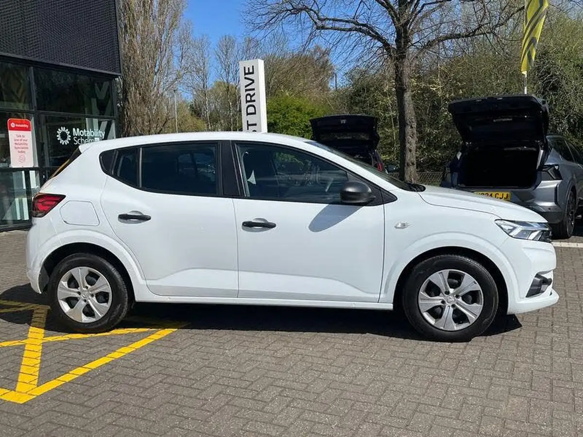 2022-dacia-sandero-10-sce-essential-big-1