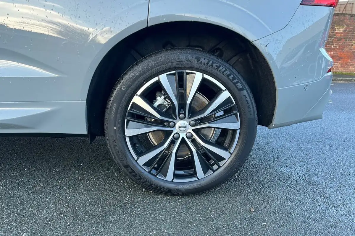 2024-volvo-xc60-20-b5-ultra-dark-big-4