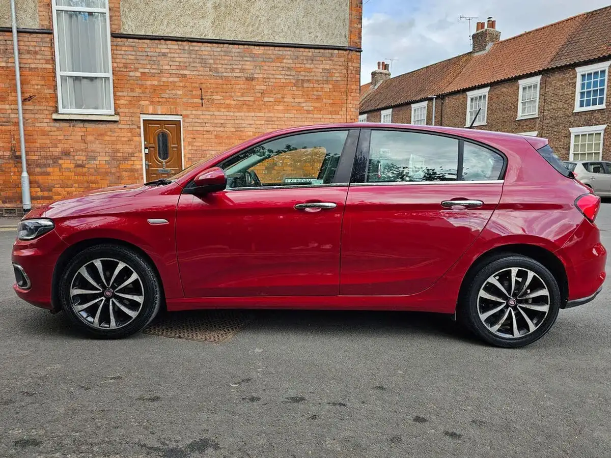 2017-fiat-tipo-14-lounge-hatchback-big-4
