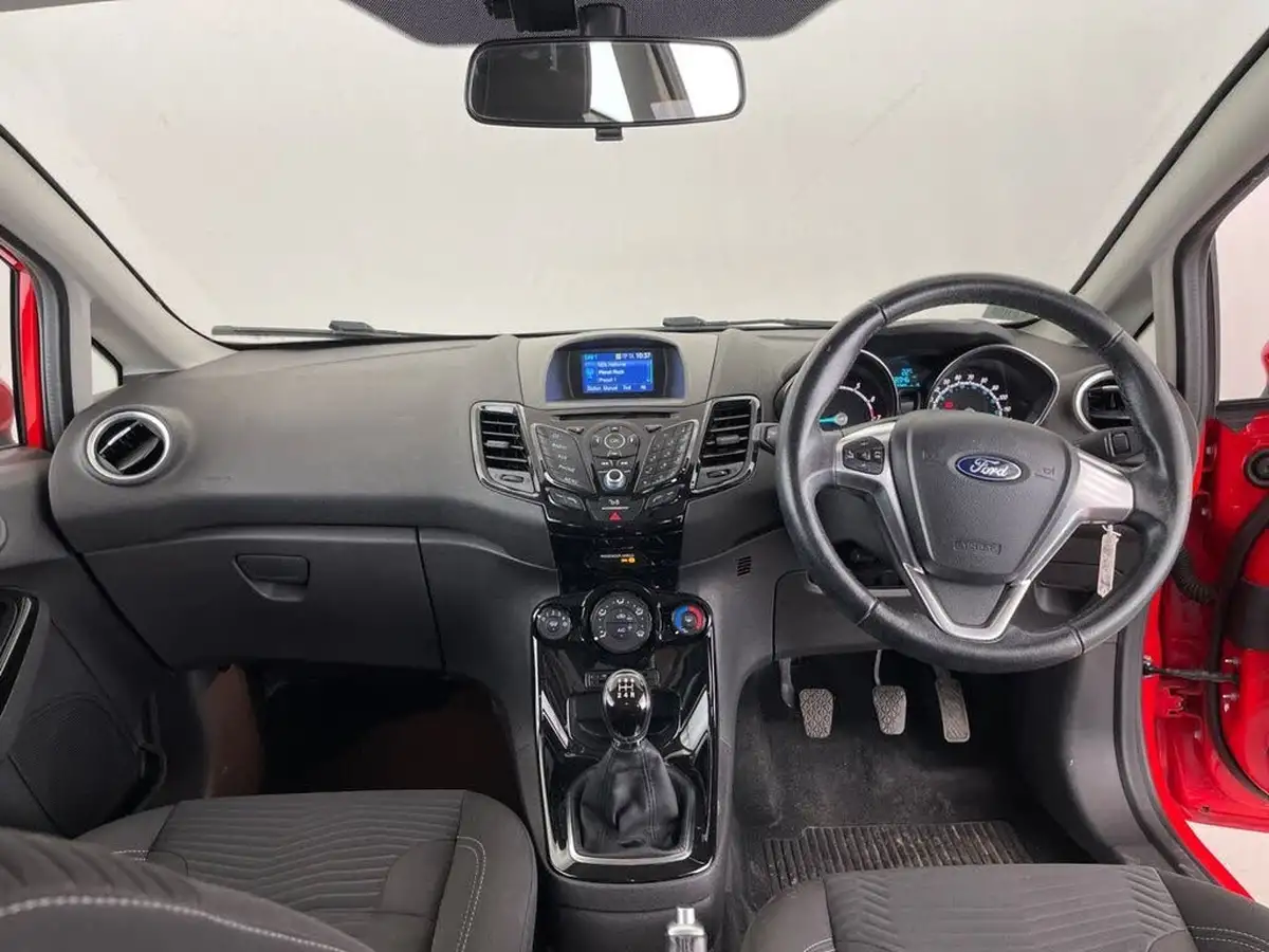 2017-ford-fiesta-125-zetec-3d-big-8