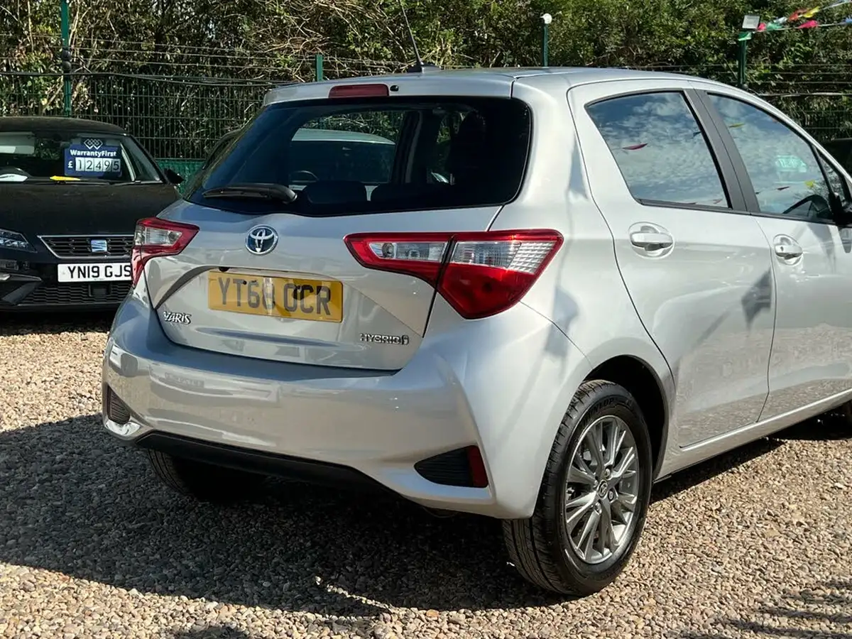 2018-toyota-yaris-15-vvt-i-icon-hybrid-big-6