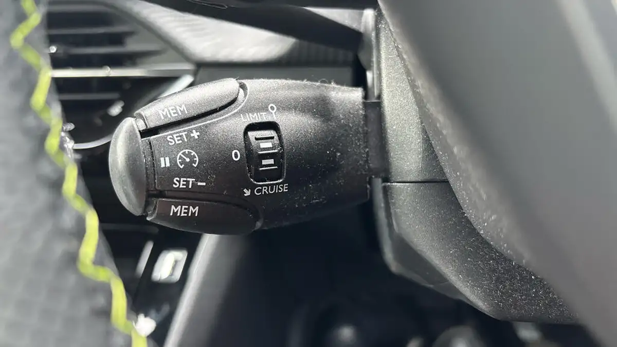 2021-peugeot-2008-suv-12-puretech-gt-eat8-big-41