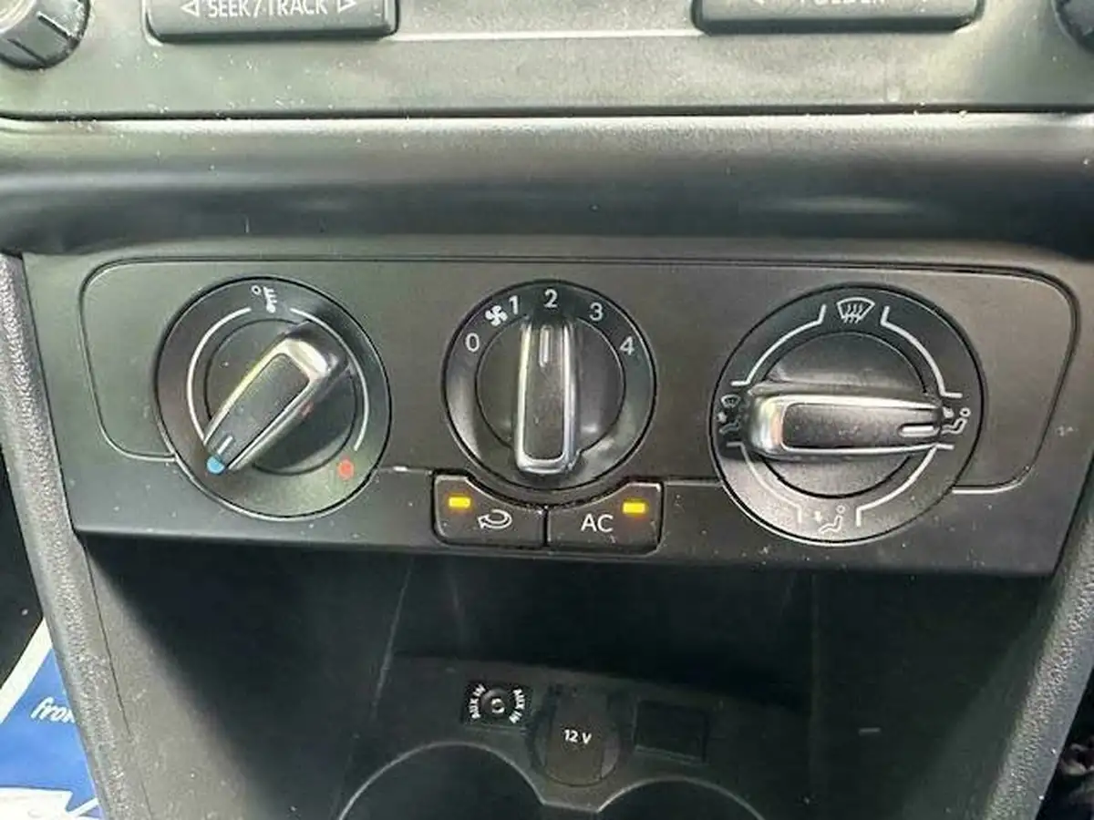 2011-volkswagen-polo-14-se-85ps-3d-big-17