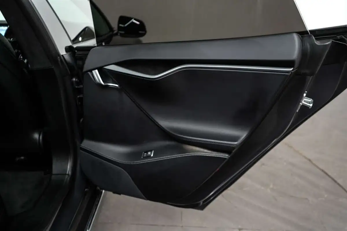 2018-tesla-model-s-e-75d-big-21