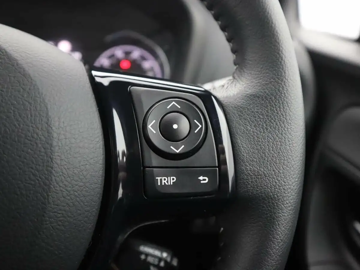 2018-toyota-yaris-15-vvt-i-excel-hybrid-15in-alloys-big-18