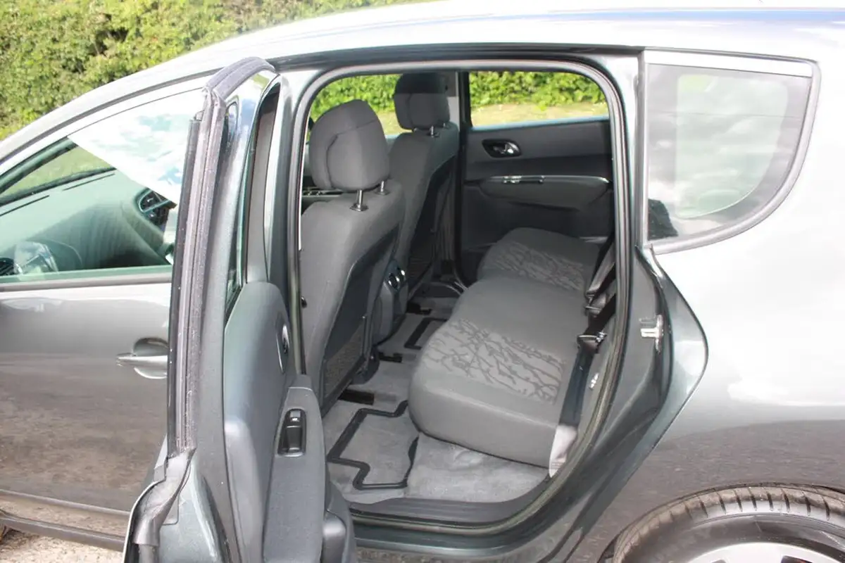 2013-peugeot-3008-crossover-16e-hdi-active-115bhp-fap-big-10