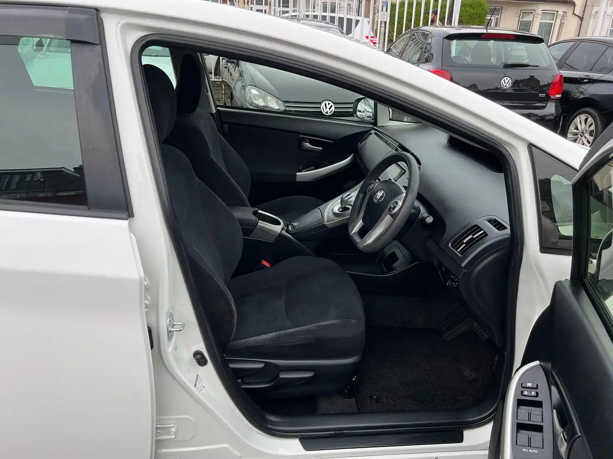 2014-toyota-prius-big-9