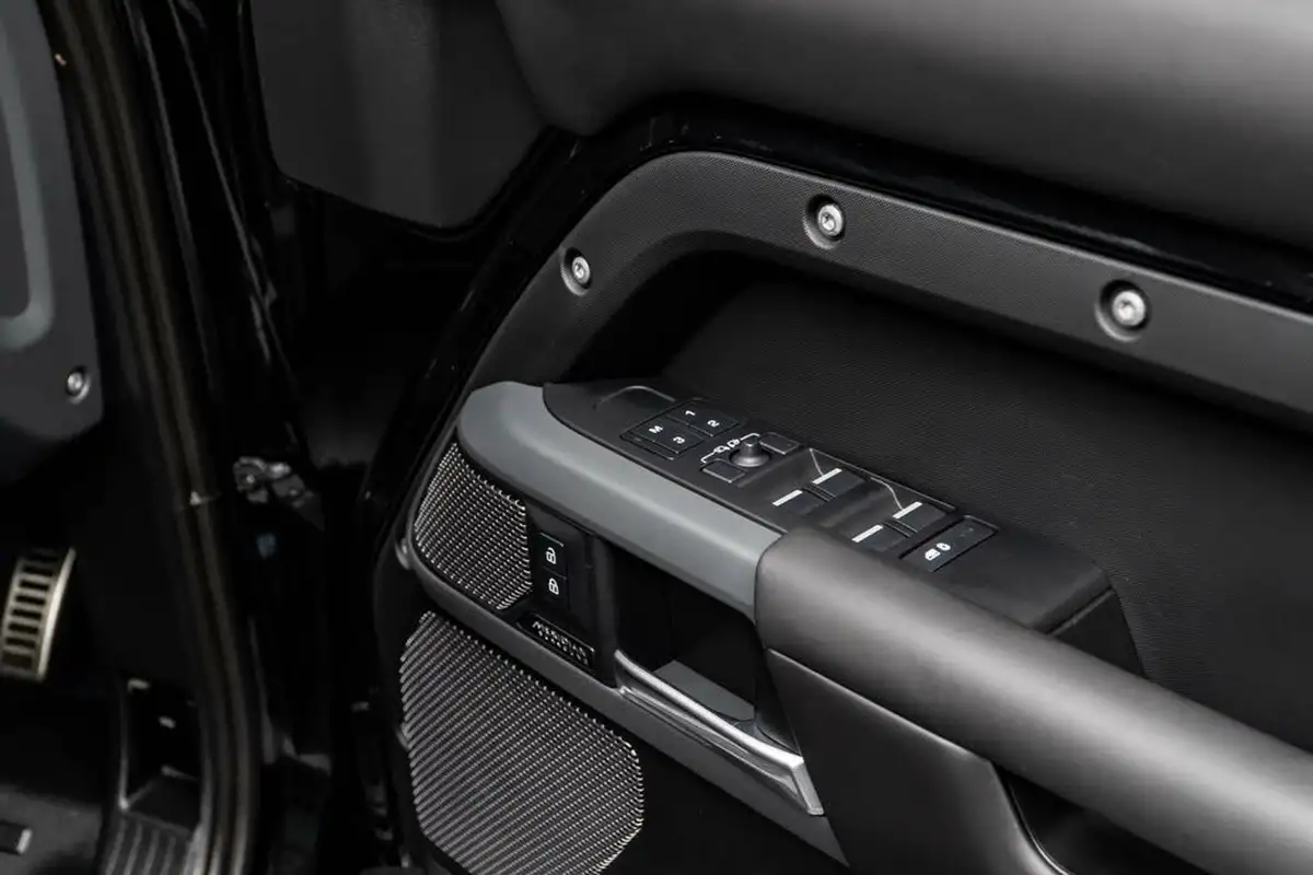 2022-land-rover-110-defender-30-p400-x-big-30