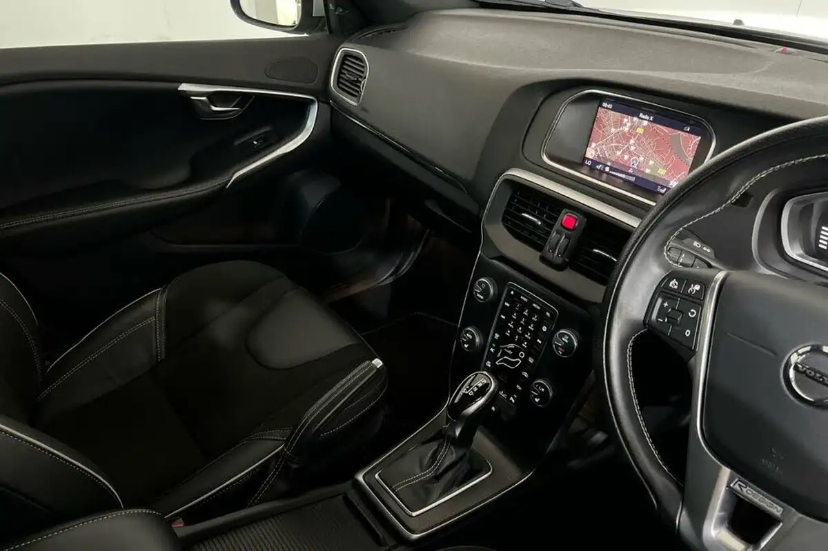 2018-volvo-v40-15-t3-r-design-nav-plus-big-31