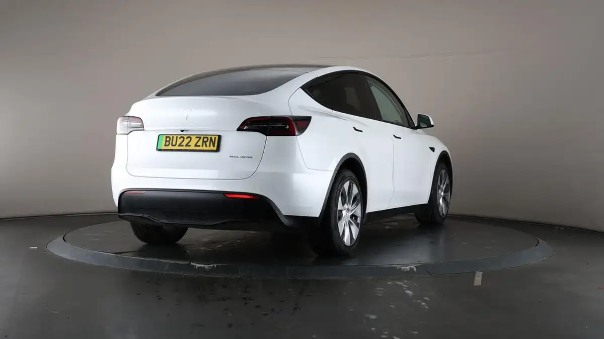 2022-tesla-model-y-e-long-range-big-70